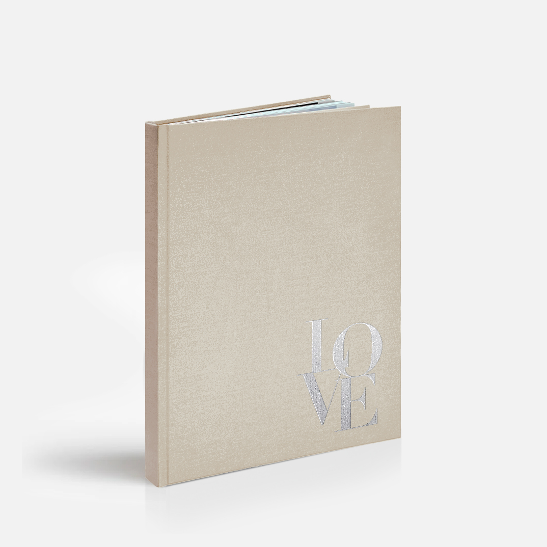 Фотокнига Love <br />в твердой жемчужной обложке с тиснением внизу