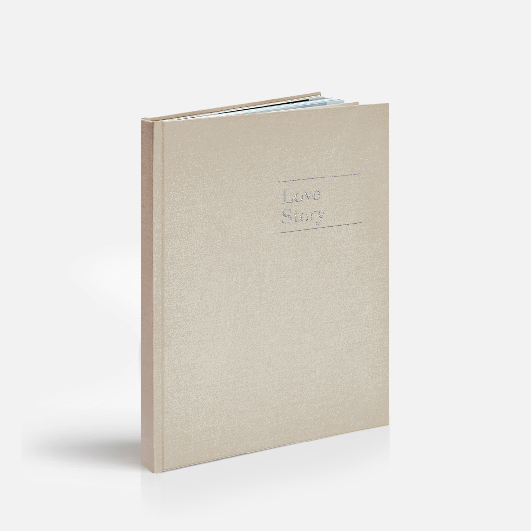 Фотокнига «Про двоих» <br />в твердой жемчужной обложке с тиснением сверху