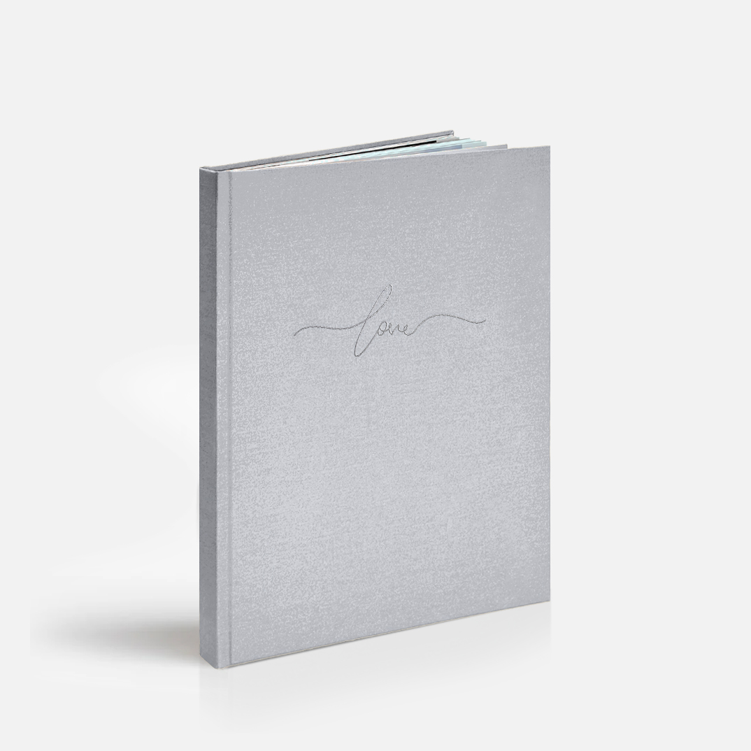 Фотокнига «Свадебная» <br />в твердой жемчужной обложке с тиснением по центру