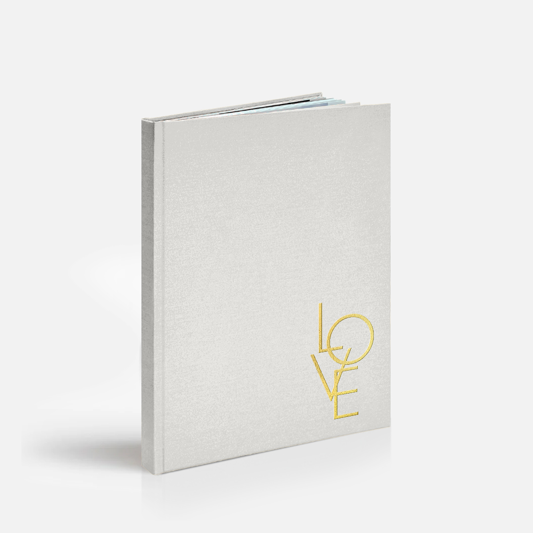 Фотокнига Love <br />в твердой жемчужной обложке с тиснением внизу