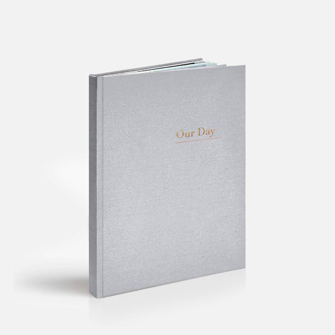 Фотокнига «Про двоих» <br />в твердой жемчужной обложке с тиснением сверху