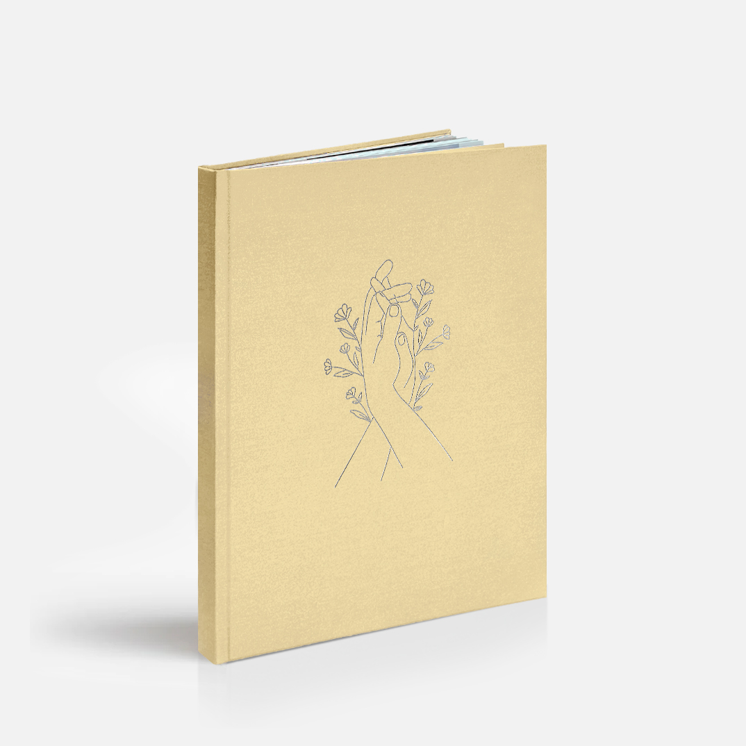 Фотокнига «Свадебная» <br />в твердой жемчужной обложке с тиснением по центру