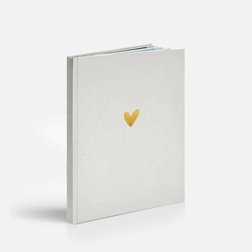 Фотокнига «Свадебная» <br />в твердой жемчужной обложке с тиснением по центру