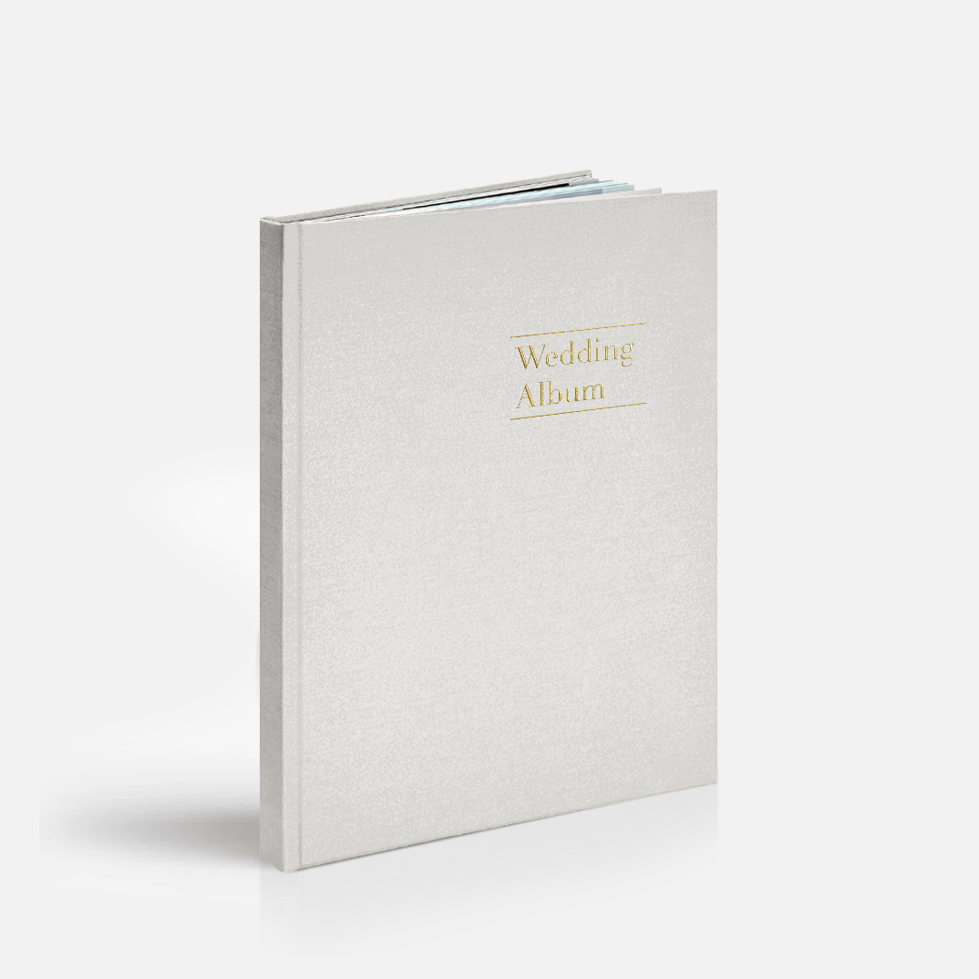 Фотокнига «Про двоих» <br />в твердой жемчужной обложке с тиснением сверху