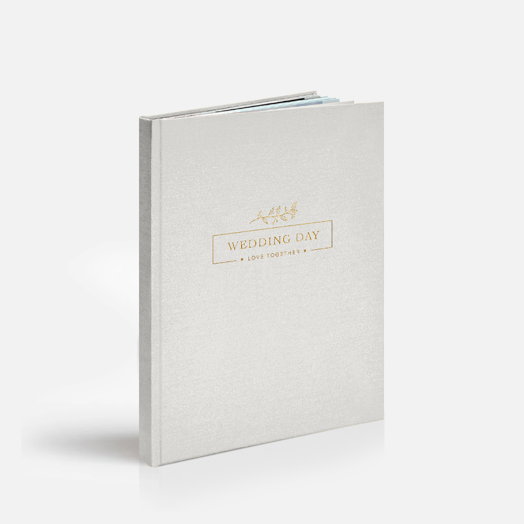 Фотокнига «Свадебная» <br />в твердой жемчужной обложке с тиснением по центру