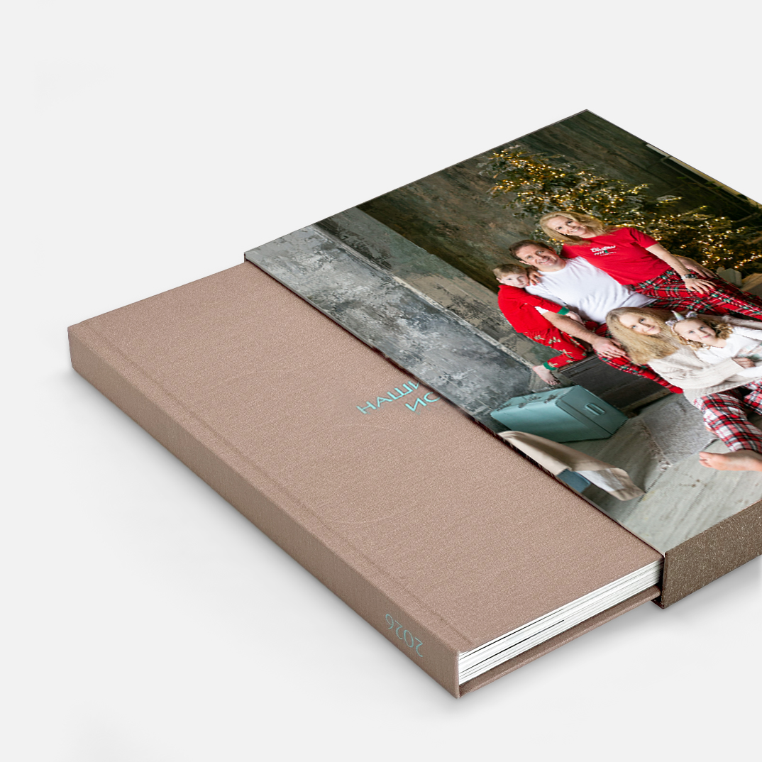 Фотокнига 365 <br />в твердой тканевой обложке и сливером с вашим фото
