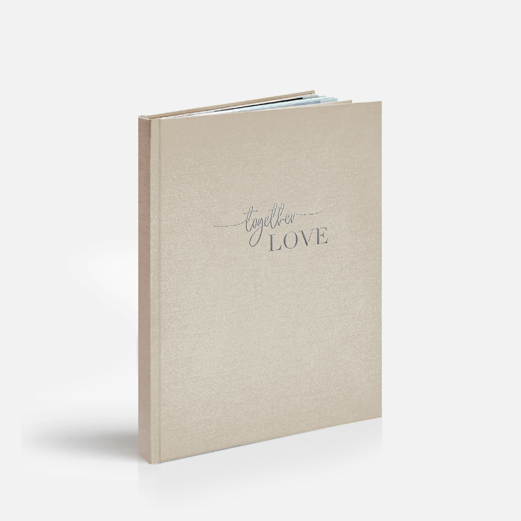 Фотокнига «Свадебная» <br />в твердой жемчужной обложке с тиснением по центру