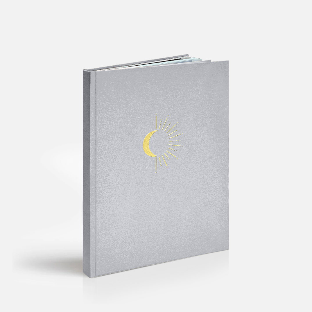 Фотокнига «Свадебная» <br />в твердой жемчужной обложке с тиснением по центру