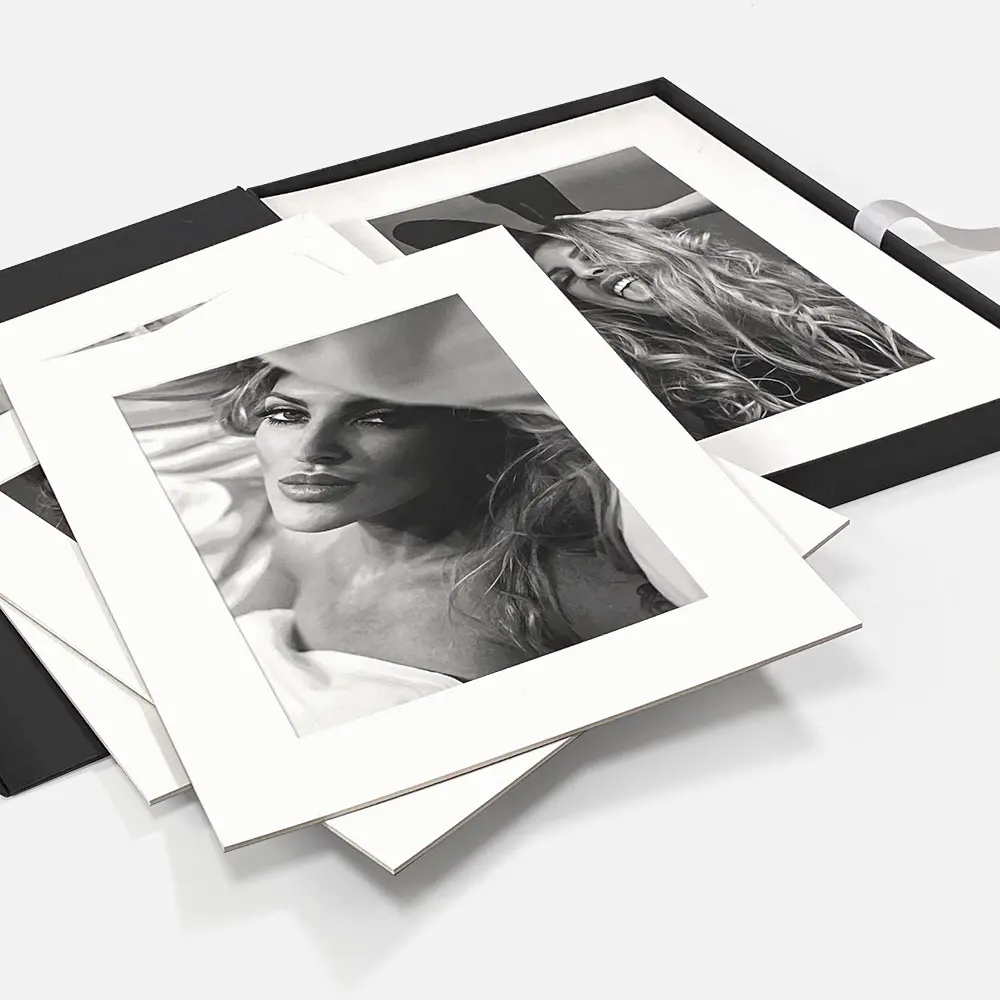 Комплект из 10 фотокарточек с паспарту в упаковке