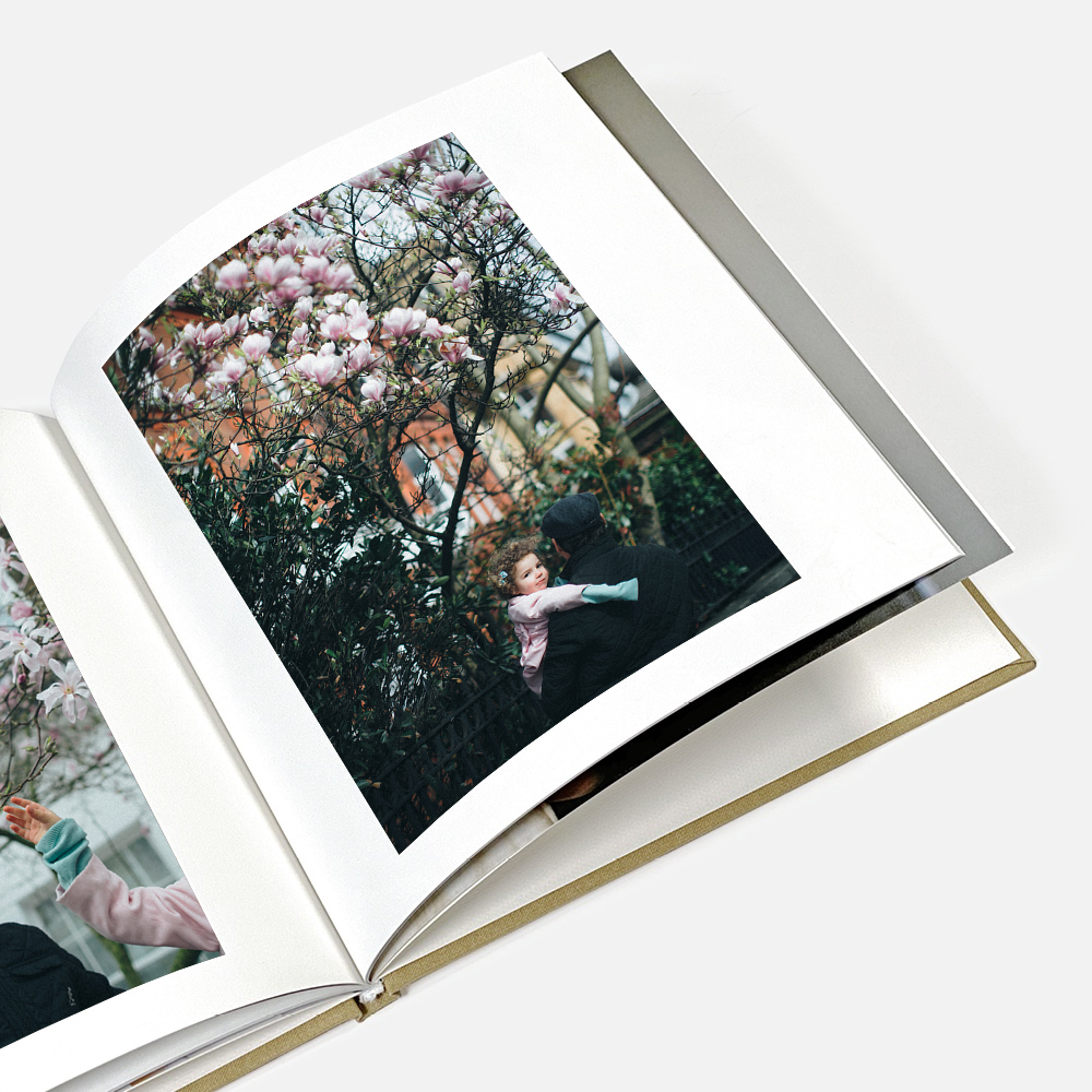 Фотокнига в твердой тканевой обложке с фотоокном 20x20 см Фотокнига в твердой тканевой обложке с фотоокном 20x20 см
