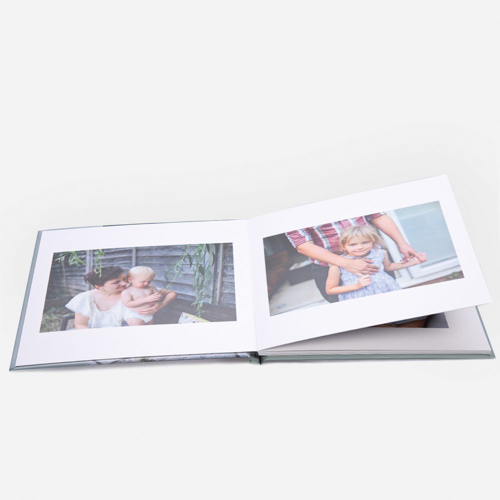 Квадратная фотокнига в твердой фотообложке Layflat